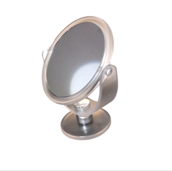 Magnifying mirror - Picture 1 of 8